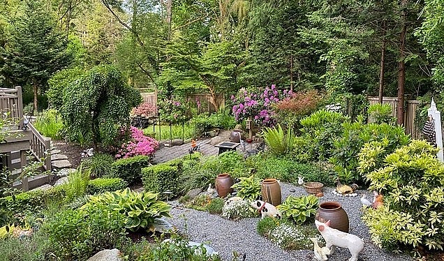 Vì vườn rộng nên chị Hiếu thiết kế thêm một góc nhỏ xây tiểu cảnh bình dị, bài trí vật dụng mang đậm bản sắc quê hương Việt Nam.