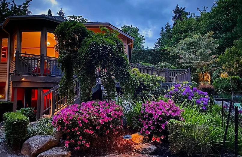 Nhiều loài hoa được trồng trong khu vườn nhà chị Hiếu.