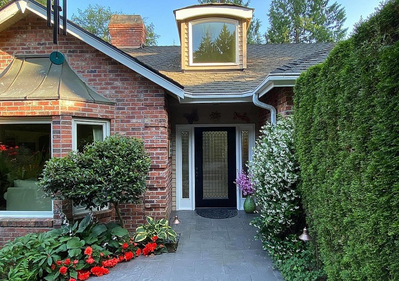 Lối đi vào nhà chị Hiếu đậm chất không gian Việt.