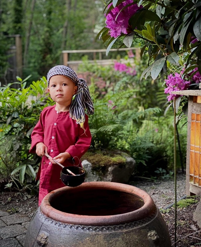 Con trai chị Hiếu bên lu đựng nước – đồ vật quen thuộc với mỗi người Việt.