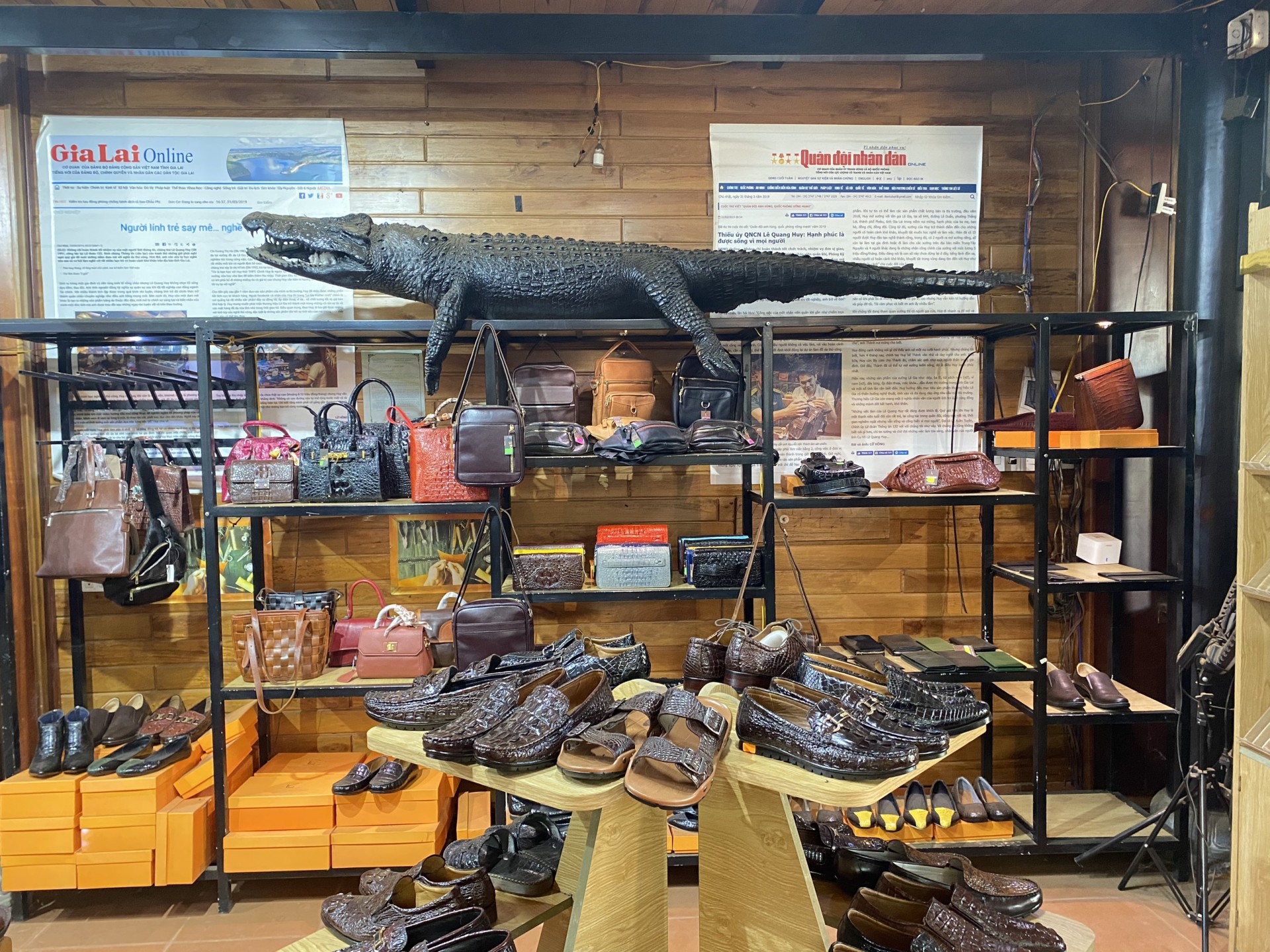 "Lãng tử phố núi" làm nên thương hiệu giày da xuất thân từ việc tặng quà cho người khuyết tật