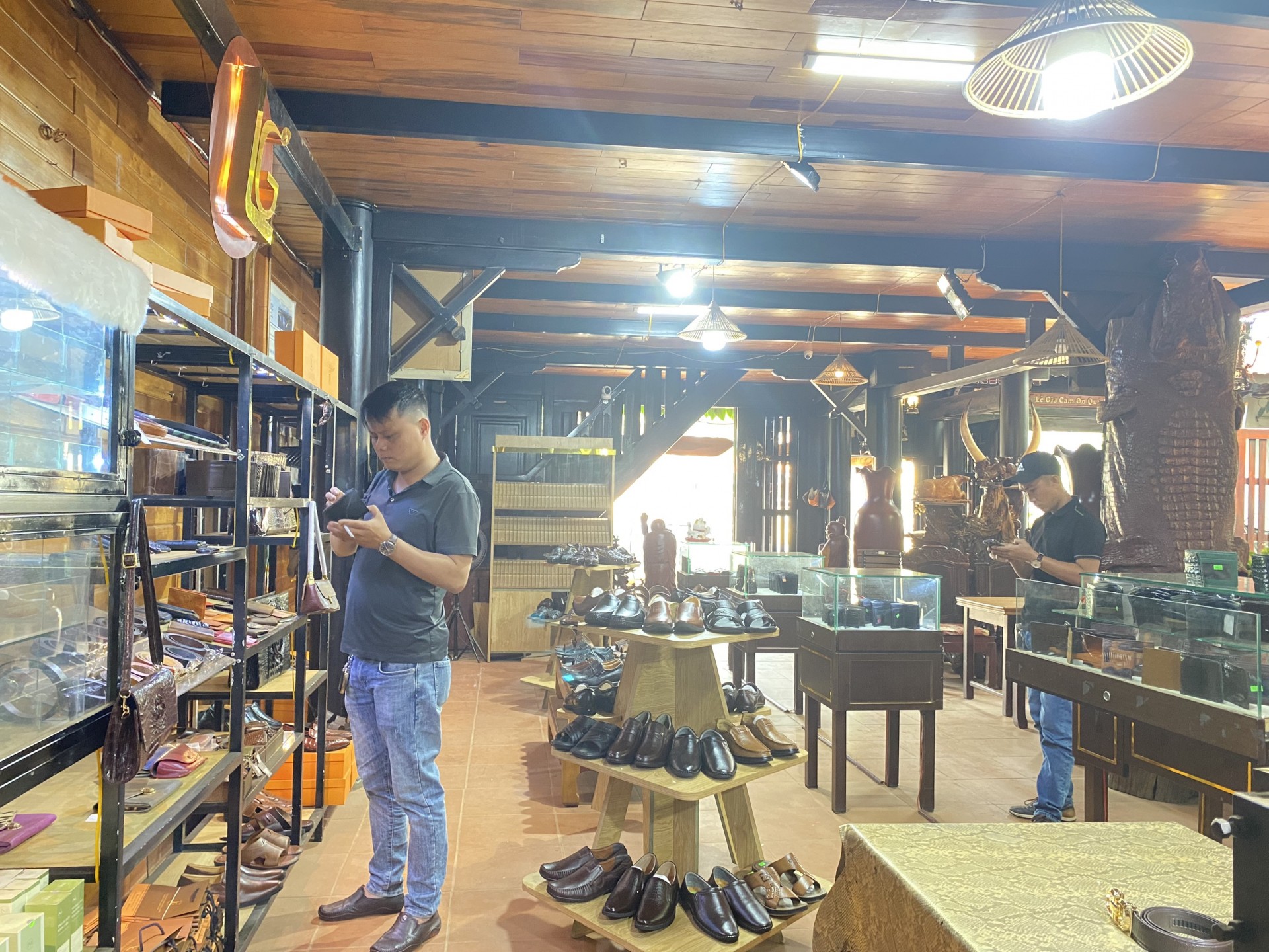 "Lãng tử phố núi" làm nên thương hiệu giày da xuất thân từ việc tặng quà cho người khuyết tật