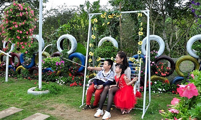 Du khách chụp ảnh, ngắm hoa trong khu Vườn hồng cổ.