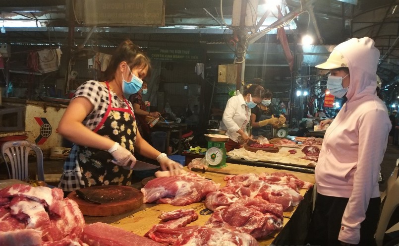 Giá heo hơi hôm nay 9/4 vẫn duy trì ở mức thấp do sức tiêu thụ thịt heo chậm. Giá heo hơi hôm nay 9/4 vẫn duy trì ở mức thấp do sức tiêu thụ thịt heo chậm.