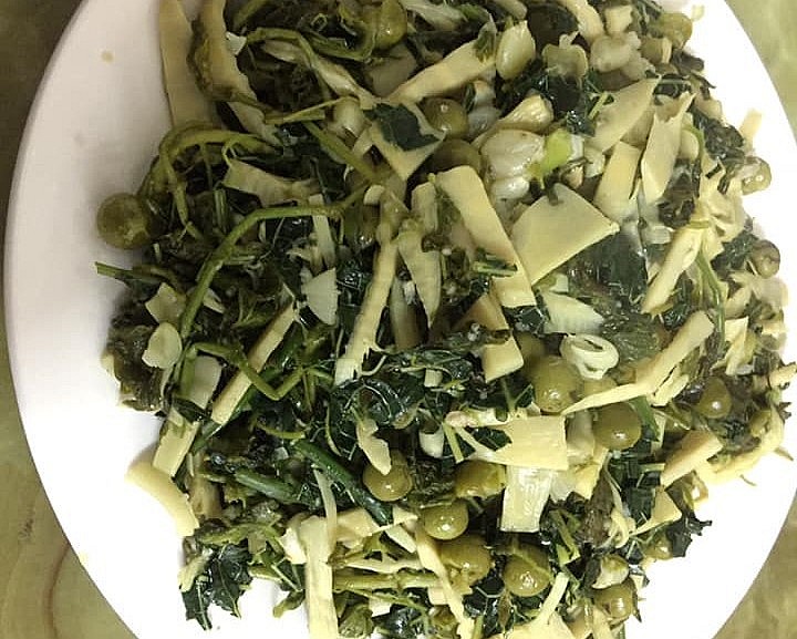 Món rau dừng trong bữa ăn hàng ngày trong đó có đinh lăng gai.