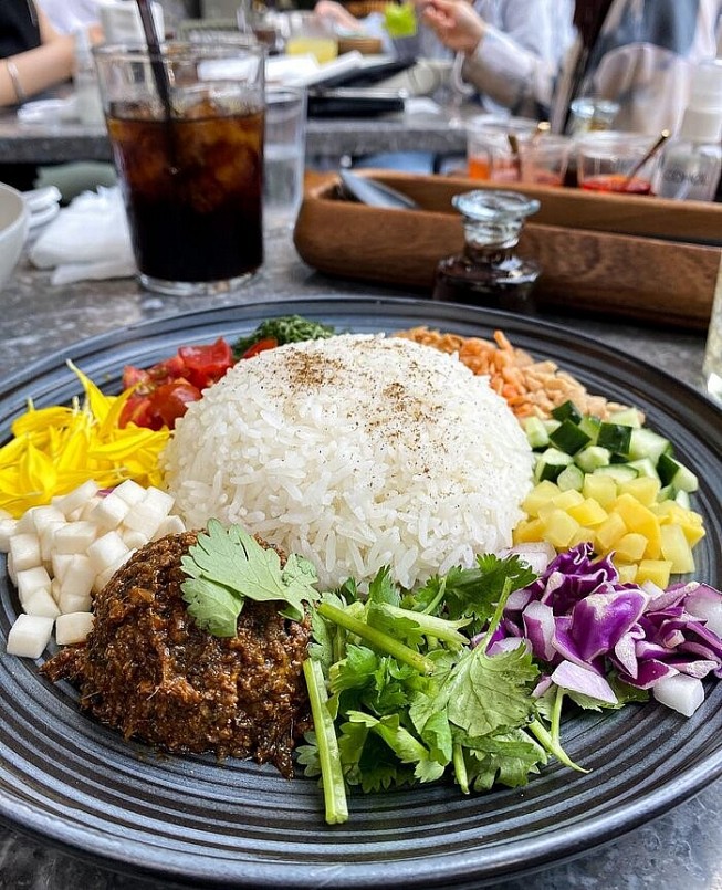 Cơm âm phủ là món ăn ngon được nhiều thực khách lựa chọn khi đến Huế