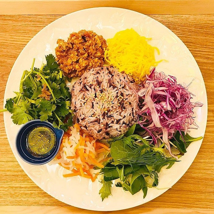 Cơm âm phủ là món ăn trưa ở Huế được chế biến từ nhiều nguyên liệu quen thuộc 