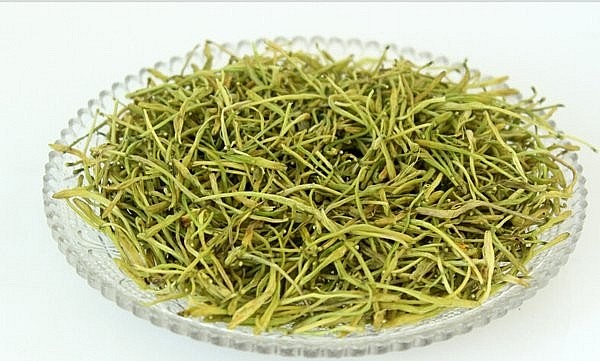 .Nụ lẫn hoa kim ngân được phơi hoặc sấy nhẹ đến khô .Nụ lẫn hoa kim ngân được phơi hoặc sấy nhẹ đến khô