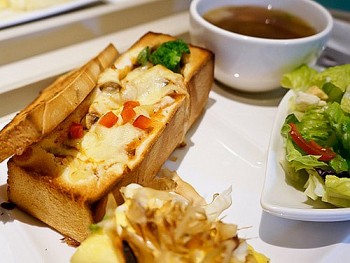 Bánh mì quan tài - món ăn nghe tên khiếp sợ lại được giới trẻ săn lùng