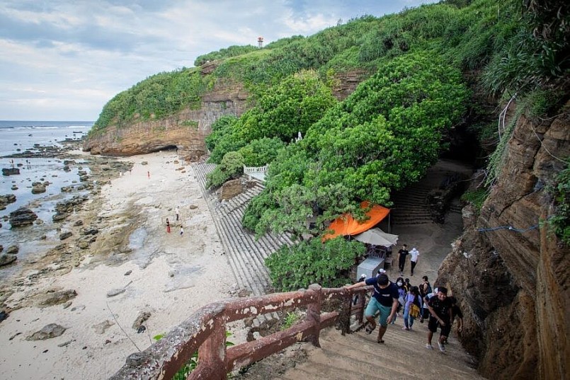 Đường xuống chùa Hang Đường xuống chùa Hang