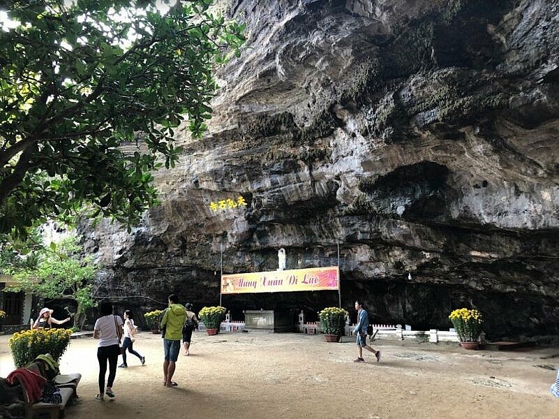 Chùa Hang nằm ở phía Bắc núi Thới Lới Chùa Hang nằm ở phía Bắc núi Thới Lới