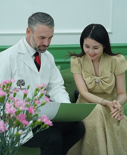 Cái dưới thì ghi bác sỹ đang tư vấn cho khách hàng