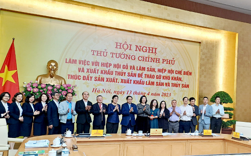 Thủ tướng nêu rõ, cần nâng cao năng lực cạnh tranh của các ngành lâm sản, thủy sản, phát huy tinh thần tự lực, tự cường, tự chủ, vừa coi trọng xuất khẩu, vừa coi trọng thị trường trong nước. Thủ tướng nêu rõ, cần nâng cao năng lực cạnh tranh của các ngành lâm sản, thủy sản, phát huy tinh thần tự lực, tự cường, tự chủ, vừa coi trọng xuất khẩu, vừa coi trọng thị trường trong nước.