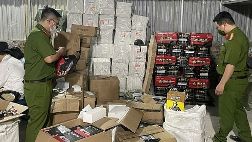 Hà Nội "triệt phá" kho hàng khủng không rõ nguồn gốc