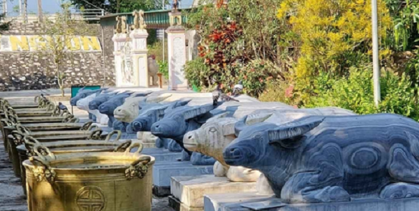 Đền 9 Gian với chín trâu quỳ gối được xây dựng từ thế kỷ thứ XIV (Ảnh: Vietnamnet)