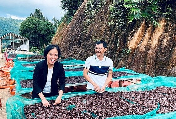 Vợ chồng anh Phan Hồng Phong và chị Lương Ngọc Trâm bên hạt cà phê Pun coffee. Vợ chồng anh Phan Hồng Phong và chị Lương Ngọc Trâm bên hạt cà phê Pun coffee.