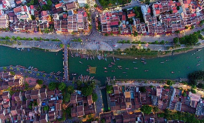 du khách có thể đi đến Hội An bằng taxi, xe buýt hoặc xe máy