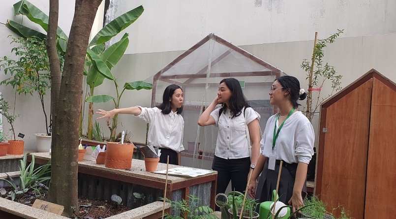 Kiến trúc sư Ninh Khánh (ngoài cùng bên trái) giới thiệu vườn cho khách tới thăm và trải nghiệm.