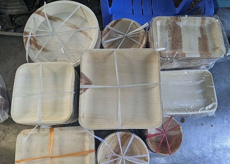 Sản phẩm chén, dĩa làm từ mo cau tại xưởng của anh Tuyến.