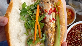 Độc đáo hàng bánh mì cá nục “núp hẻm” hơn 30 năm tuổi tại Sài Gòn