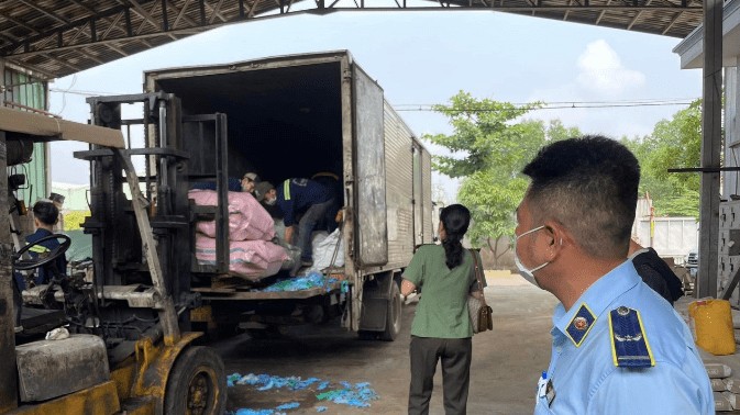 TPHCM: Tiêu hủy 11.000 bao thuốc lá nhập lậu và trên 6.200 sản phẩm giả mạo nhãn hiệu