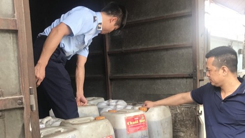 Hưng Yên: Thu giữ 800 lít rượu chuối hột không được dán tem rượu sản xuất