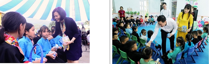 Đại diện Vinamilk, Quỹ BTTE VN, các đại biểu cùng đã đến thăm và trao sữa cho các em học sinh tiểu học, mầm non tại các điểm trường huyện miền núi Bình Liêu, Quảng Ninh