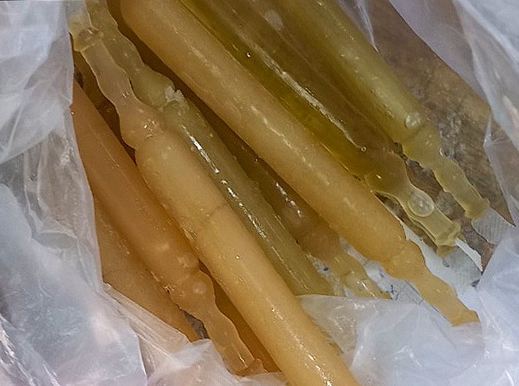 Số kem ống mà các học sinh bị ngộ độc sau khi ăn được lực lượng chức năng giữ mẫu để kiểm tra - Ảnh: P.S.