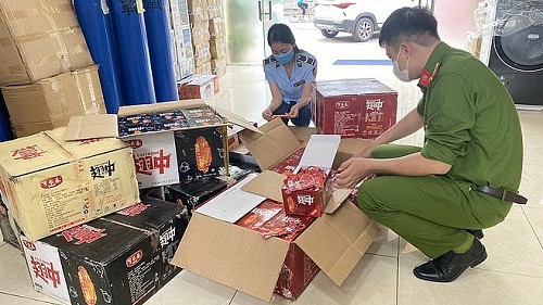 Thu giữ hơn 6.000 sản phẩm ăn liền không rõ xuất xứ từ Lào Cai về Hà Nội