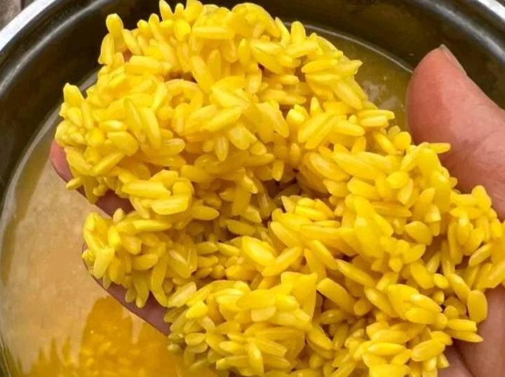 Ngâm gạo nếp với nước luộc hoa bjoóc phón