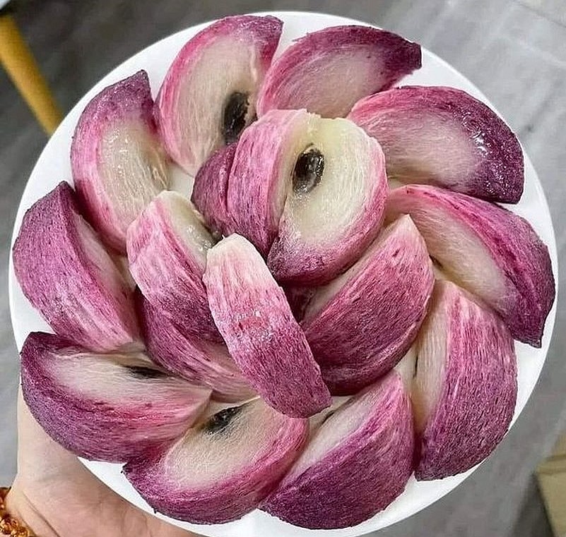 Cách thưởng thức vú sữa cúng khiến nhiều người lạ lẫm. Cách thưởng thức vú sữa cúng khiến nhiều người lạ lẫm.