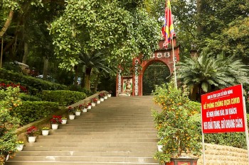 Đền Hùng được xây dựng trên ngọn núi nào?