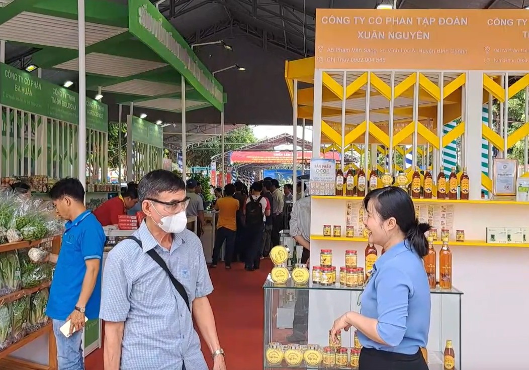 Khách hàng tham quan triển lãm.