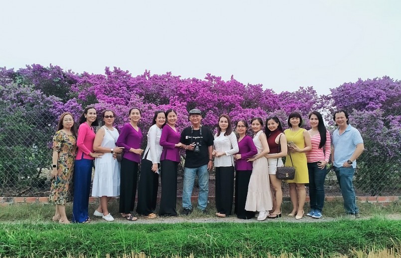 Nhiều người tìm đến vườn Linh Sam nở tím lịm để chiêm ngưỡng và chụp hình, quay phim.