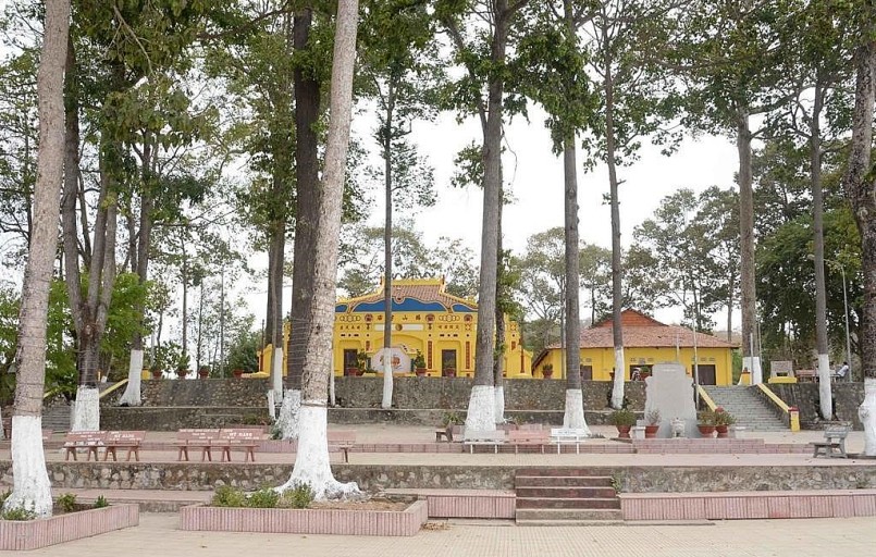 Đình Thoại Ngọc Hầu xung quanh có khoảng 75 cây xanh cổ thụ tạo bóng mát.