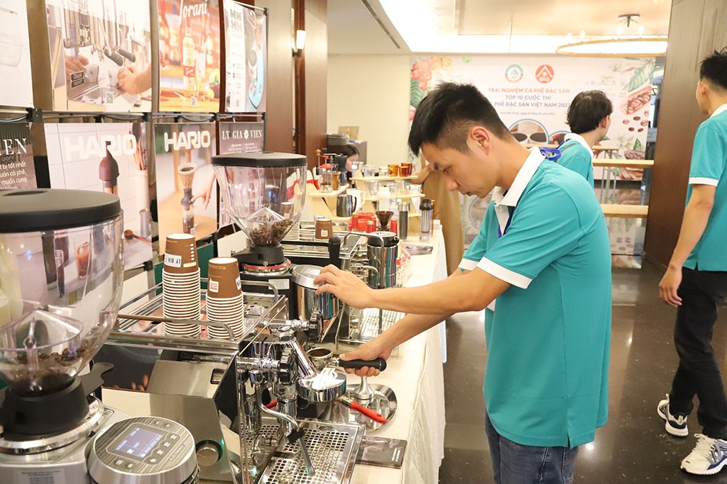 Một thí sinh dự thi chuẩn bị máy móc và nguyên liệu để bước vào vòng thi chung khảo. Một thí sinh dự thi chuẩn bị máy móc và nguyên liệu để bước vào vòng thi chung khảo.