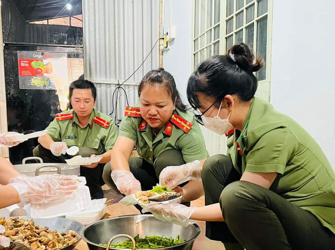 Cán bộ chiến sĩ tại bếp nấu ăn 