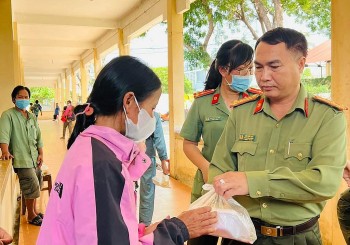 Kon Tum: Hàng trăm suất cơm chứa đựng đầy ý nghĩa đến với bệnh nhân nghèo