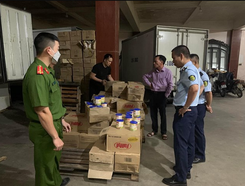 Hà Nội: Thu giữ 30.000 que kem làm từ sữa hết hạn sử dụng