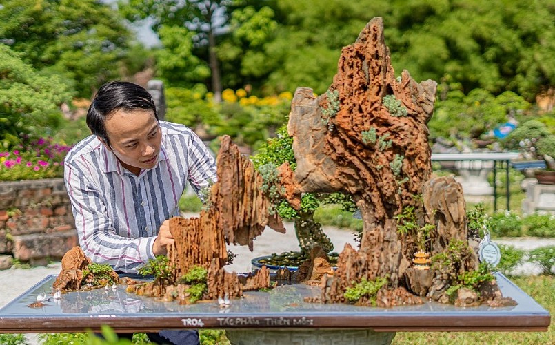 Nghệ nhân cây cảnh ba miền mang tới triển lãm những tác phẩm ưng ý nhất.