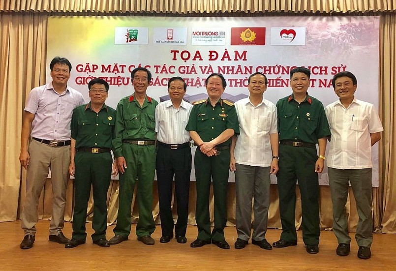 Nhà văn, Đại tá Đặng Vương Hưng và gia đình các nhân chứng lịch sử bộ sách Nhật ký thời chiến Việt Nam trong buổi giao lưu Nhà văn, Đại tá Đặng Vương Hưng và gia đình các nhân chứng lịch sử bộ sách Nhật ký thời chiến Việt Nam trong buổi giao lưu