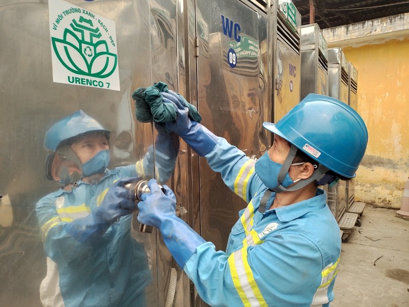 Chị Hương làm việc hăng say trong đợt đi tăng cường