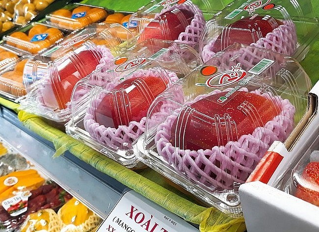 Giá của xoài đỏ năm nay tăng hơn mọi năm vì nguồn hàng khan hơn. 