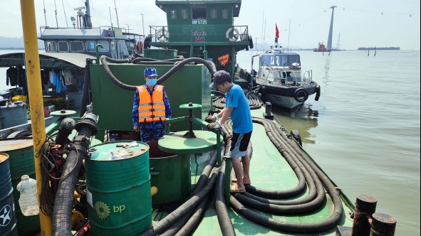 Bộ tư lệnh Vùng Cảnh sát biển 1 bắt giữ 12.000 lít dầu DO không rõ nguồn gốc
