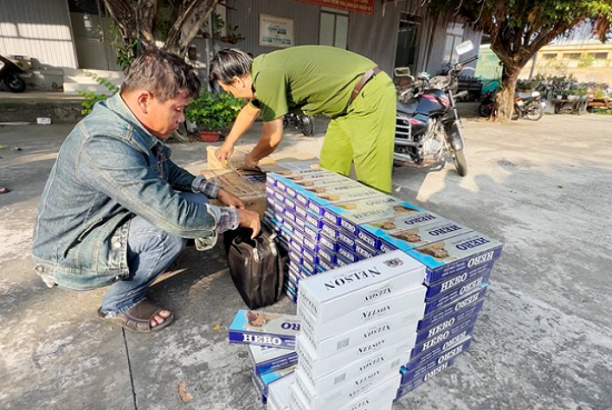 Nguyễn Văn Nam cùng tang vật thuốc lá lậu 