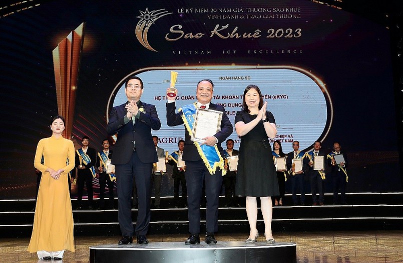 Đại diện Lãnh đạo Agribank nhận giải thưởng Sao Khuê 2023 cho sản phẩm Agribank eKYC System Đại diện Lãnh đạo Agribank nhận giải thưởng Sao Khuê 2023 cho sản phẩm Agribank eKYC System