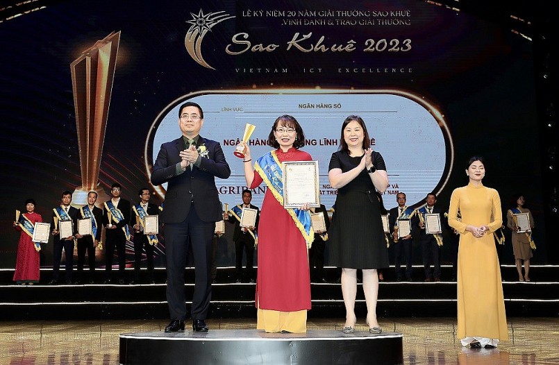 Đại diện lãnh đạo Agribank nhận giải thưởng Sao Khuê 2023 cho sản phẩm Agribank Digital Đại diện lãnh đạo Agribank nhận giải thưởng Sao Khuê 2023 cho sản phẩm Agribank Digital