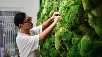 Thất nghiệp vì Covid đi nghịch rêu tạo ra dòng tranh độc đáo giá trị cả gia tài