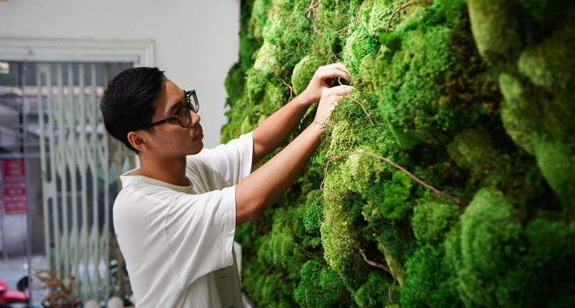 Thất nghiệp vì Covid đi nghịch rêu tạo ra dòng tranh độc đáo giá trị cả gia tài