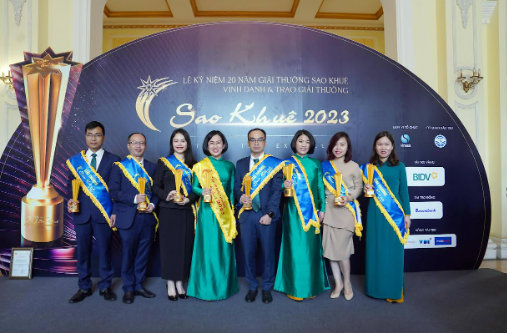 Đại diện BIDV nhận các giải thưởng tại Lễ công bố & trao giải thưởng Sao Khuê 2023.